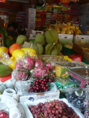 Pêle-mèle de fruits... dont le fameux durian!!